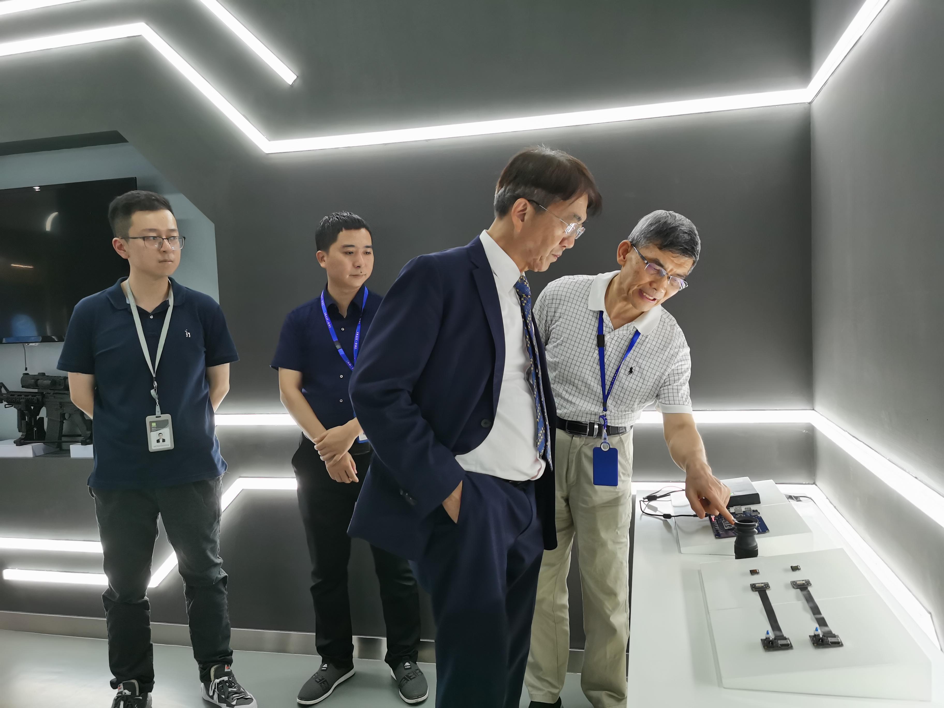 2025期澳门正版挂牌,揭秘澳门正版挂牌，探寻未来的机遇与挑战