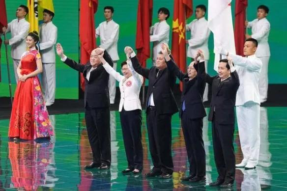 2025新澳门正版免费正题,澳门正版免费正题，探索未来的新澳门