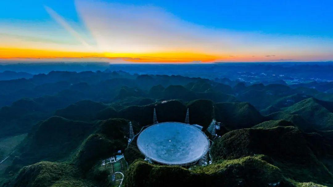 2025年澳门挂牌正版挂牌,澳门正版挂牌的未来展望，走向2025年
